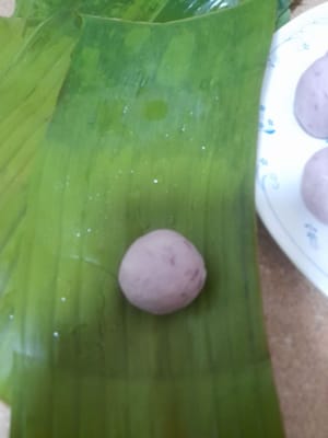 Preparare una foglia di banano, spennellarla con un po' d'olio.
Adagiarvi l'impasto, quindi formare un cono o a piacere.