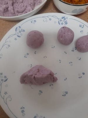 Formación del pastel:
Aplanar una bola de masa, añadir suficiente relleno de coco Unti.
Cerrarla de nuevo y formar una bola, repitiendo este proceso hasta terminar.