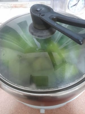 Coloque el pastel en la vaporera y cocínelo al vapor durante ±20 minutos. Luego, cierre la tapa.