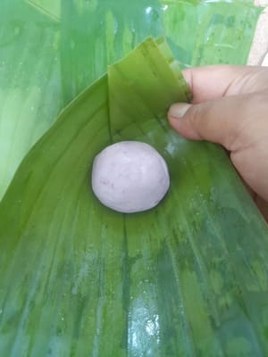 Prepare un trozo de hoja de plátano y úntelo con un poco de aceite. Coloque la masa sobre la hoja y forme un cono o al gusto.
