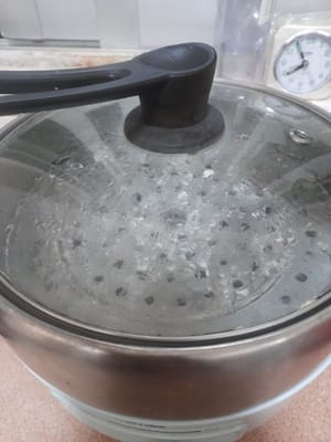 Calentar la vaporera hasta que el agua hierva.