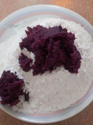 Prepare la piel;
Cocine la batata al vapor previamente.
Mezcle la batata morada suave, la harina de arroz glutinoso y la sal en un recipiente.