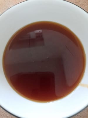 Preparación del relleno de coco.
En un recipiente de teflón, colocar azúcar moreno, azúcar granulada, sal, agua (100 ml) y hojas de pandan. Cocinar hasta que hierva y el azúcar se disuelva. Luego, colar para eliminar la suciedad.