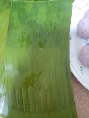 Preparare una foglia di banano, spennellarla con un po' d'olio.
Adagiarvi l'impasto, quindi formare un cono o a piacere.
