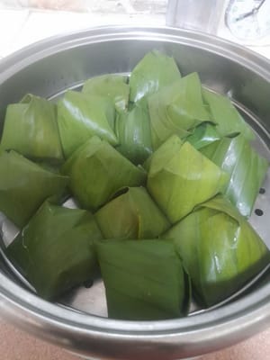 Mettere la torta nella vaporiera e cuocere a vapore per circa 20 minuti. Quindi chiudere il coperchio.
