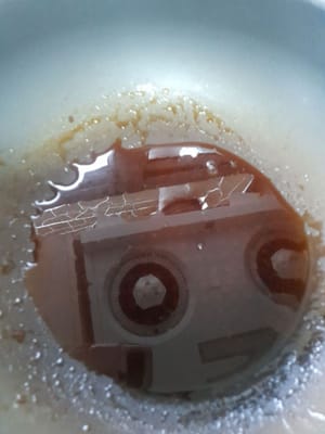 Rimettere l'acqua zuccherata nel Teflon, aggiungere il cocco grattugiato. Cuocere a fuoco medio mescolando finché l'acqua non si riduce e il cocco non si asciuga. Togliere dal fuoco e mettere da parte.
