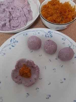 Formare la torta;

Stendere una palla di impasto, aggiungere abbastanza ripieno di cocco Unti
Richiudere e formare una palla, ripetere fino a quando non è pronta