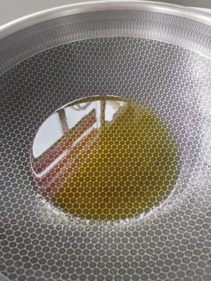 Calentar el aceite en una sartén.