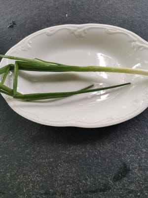 ネギの茎を細かく切る