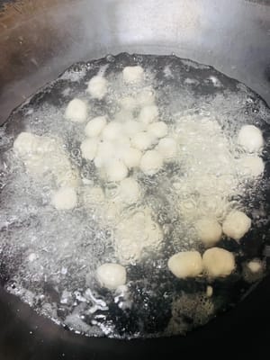 Poner agua a hervir, formar bolitas pequeñas y cocinar hasta que floten.