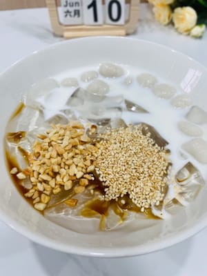 hielo en polvo, azúcar moreno, bolas de arroz glutinoso, leche, semillas de sésamo blanco cocidas, cacahuetes triturados.