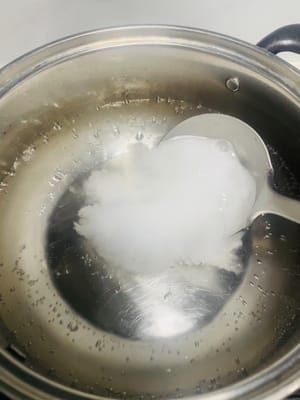 Preparación de la gelatina helada: Poner 1000 g de agua en una olla, añadir 20 g de gelatina helada en polvo, remover bien y cocinar durante 2 minutos. Una vez frío, refrigerar durante 3 horas.
