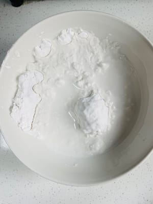 añadir 80 g de agua a 100 g de harina de arroz glutinoso y amasar uniformemente.