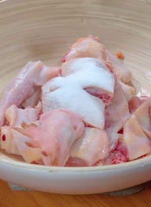 quando si stufa il brodo di pollo, non sbollentarlo mai. Basta aggiungere un cucchiaino di sale e una ciotola d'acqua e lasciarlo in ammollo per 10 minuti.