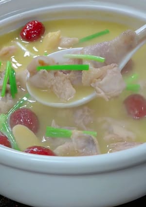 il pollo diventerà sempre più giallo e denso man mano che viene stufato. Sia il pollo che la zuppa sono deliziosi e nutrienti.