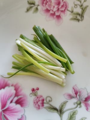 Tagliare i cipollotti in pezzi lunghi.