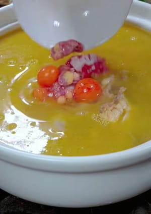 Riempite la pentola con acqua bollente e metteteci dentro le uova non ancora deposte.