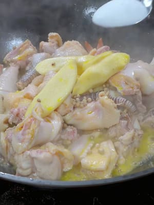 Poi aggiungete cinque o sei fette di zenzero, dieci grammi di grani di pepe e un pizzico di sale.