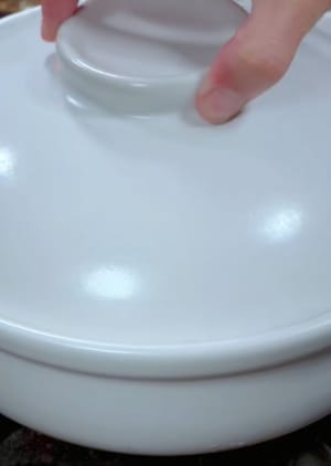 Coprire e cuocere a fuoco lento per 30 minuti.