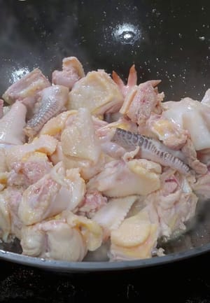 Versare un po' d'olio nella padella, scaldare l'olio, versare il pollo direttamente nella padella e friggere, questa è la chiave per una deliziosa zuppa di pollo
