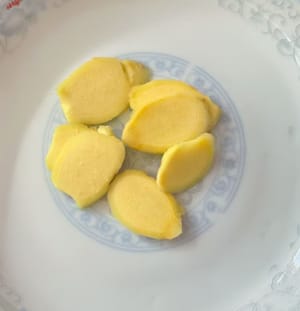 Tagliare lo zenzero a fettine.