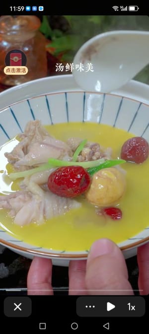 Il brodo di pollo è pronto. Prendiamone subito una ciotola.