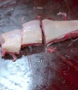 Per prima cosa tagliate il pollo a pezzi grandi.