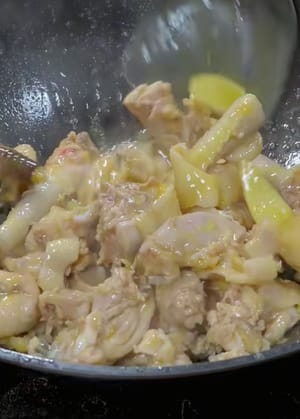 Assicurarsi che il pollo sia profumato quando lo si salta in padella a fuoco vivo, quindi versarlo nella casseruola.