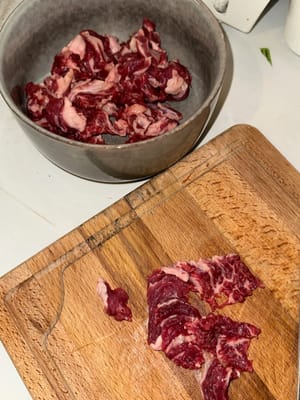 Das Rindfleisch quer zur Faser schneiden