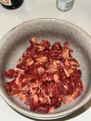5 g Wasser zum Rindfleisch geben und verrühren. Sobald die gesamte Flüssigkeit aufgesogen ist, die Schritte dreimal wiederholen. Anschließend weißen Pfeffer, Austernsauce und dunkle Sojasauce hinzufügen, gut verrühren und beiseite stellen.