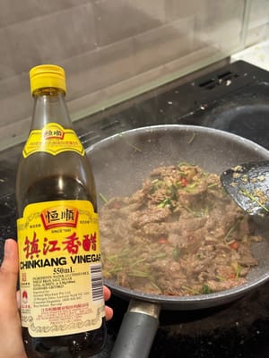 關火前，將醋倒入鍋中，快速攪拌均勻