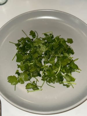 切碎香菜時，將葉子和根分開。將葉子放在盤子上作為底料，同時按照以下步驟烹飪根部。