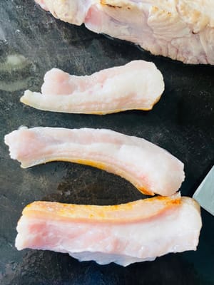 猪肉:腩肉切成约6cm长、2毫米厚的长条;排骨、梅花肉切好后洗净,沥干水备用。