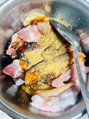 将沥干水的肉类放入容器,加入1汤匙生抽、1汤匙老抽、1汤匙蚝油、2汤匙料酒、1小勺白糖、1小勺白胡椒粉、1大勺五香粉、姜丝,抓拌均匀,腌制2小时以上。