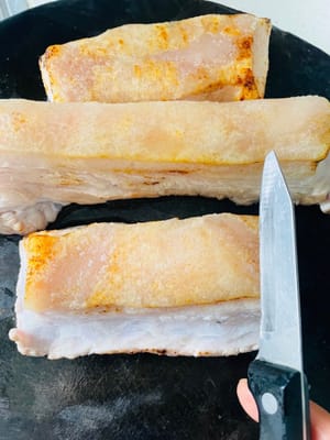 對帶皮豬肉、羊肉進行燒皮,可去除皮上髒物、去腥,還能賦予焦香味。或請肉店老闆處理。燒皮後用泡溫水20分鐘,用小刀刮洗乾淨,瀝乾水備用。
若不介意省略此步驟