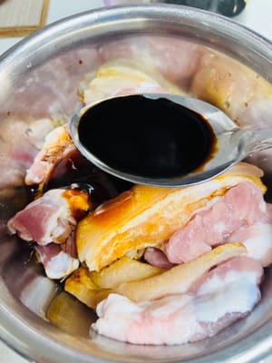 将沥干水的肉类放入容器,加入1汤匙生抽、1汤匙老抽、1汤匙蚝油、2汤匙料酒、1小勺白糖、1小勺白胡椒粉、1大勺五香粉、姜丝,抓拌均匀,腌制2小时以上。