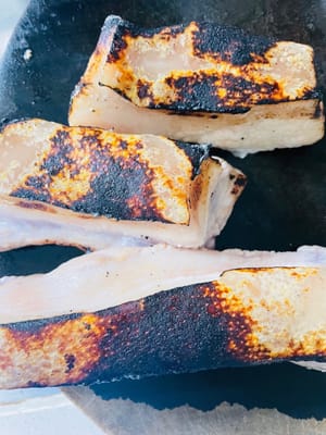 对带皮猪肉、羊肉进行烧皮,可去除皮上脏物、去腥,还能赋予焦香味。或请肉店老板处理。烧皮后用泡温水20分钟,用小刀刮洗干净,沥干水备用。
若不介意可省略此步骤