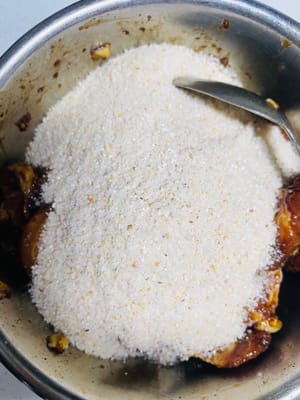 裹粉:将腌好的肉类加入蒸肉米粉抓拌均匀,米粉需有湿润感,若料汁不足,可加2勺凉白开。