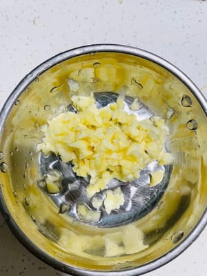 大蒜:剁碎;姜:切丝备用。