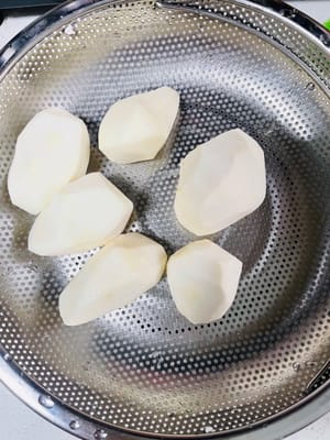 底菜:本次选用芋头仔,因蒸制时间长,无需切块。将肉类放在底菜上,分区域摆好以便食用。