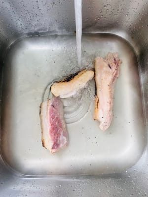 对带皮猪肉、羊肉进行烧皮,可去除皮上脏物、去腥,还能赋予焦香味。或请肉店老板处理。烧皮后用泡温水20分钟,用小刀刮洗干净,沥干水备用。
若不介意可省略此步骤