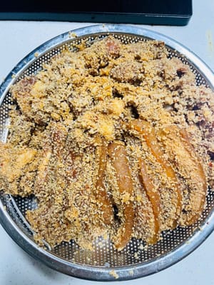 底菜:本次選用芋頭仔,因蒸煮時間長,無切塊。將肉類放在底菜上,分區域擺好以便食用。
