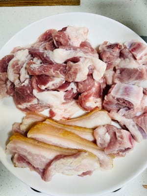 豬肉:腩肉切成約6cm長、2毫米厚的長條;排骨、梅花肉切好後洗淨,瀝乾水備用。