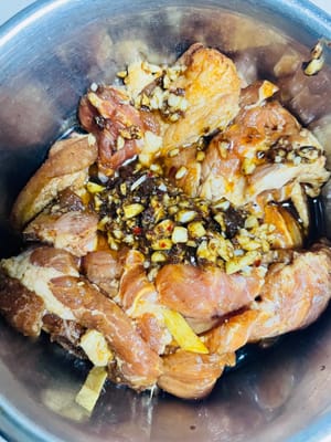 鍋中放油,燒熱後稍涼關火,趁熱加入1湯匙郫縣豆瓣(因郫縣豆瓣偏鹹,切勿加太多),再加入蒜蓉炒出紅油和蒜香,倒入醃好的肉類中拌勻。
