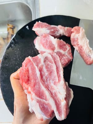 猪肉:腩肉切成约6cm长、2毫米厚的长条;排骨、梅花肉切好后洗净,沥干水备用。