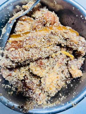 包粉:將醃好的肉類加入蒸肉米粉抓拌均勻,米粉需有濕潤感,若料汁不足,可加2匙涼白開。