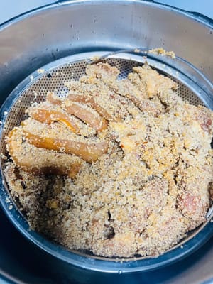 高压锅:排气后压制18分钟。关火,自然降压
普通蒸锅:水开后蒸90分钟,水开后可调为中小火,注意防止水干。
最后撒上葱花提鲜即可