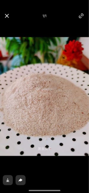 因本次使用的是市售現成蒸肉粉,故附兩張網路圖片供參考借鏡。
我之前購買蒸肉粉不便時,按以下配方自製過米粉,挺不錯的:
米75公克、糯米75公克:花椒10粒、八角1個、桂皮5克(一小塊)、黃豆10粒、香葉1片、鹽2克。將所有配料放入鍋中,中小火翻炒至食材呈金黃色,然後放入料理機打碎,攪拌成略帶粗糙顆粒感的米粉,即可替代市售蒸肉粉使用。