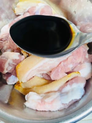 将沥干水的肉类放入容器,加入1汤匙生抽、1汤匙老抽、1汤匙蚝油、2汤匙料酒、1小勺白糖、1小勺白胡椒粉、1大勺五香粉、姜丝,抓拌均匀,腌制2小时以上。