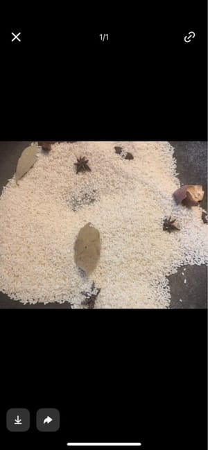 因本次使用的是市售现成蒸肉粉,故附两张网络图片供参考借鉴。

我之前购买蒸肉粉不便时,按以下配方自制过米粉,挺不错的:
大米75克、糯米75克:花椒10粒、八角1个、桂皮5克(一小块)、黄豆10粒、香叶1片、盐2克。将所有配料放入锅中,中小火翻炒至食材呈金黄色,然后放入料理机打碎,搅拌成略带粗糙颗粒感的米粉,即可替代市售蒸肉粉使用。